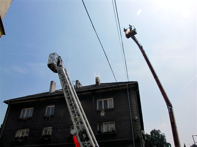 Porucha plošiny na kruhové křižovatce u Bily