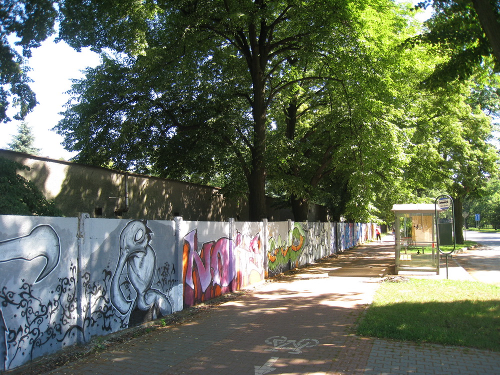 Graffiti u autobusové zastávky Lidl