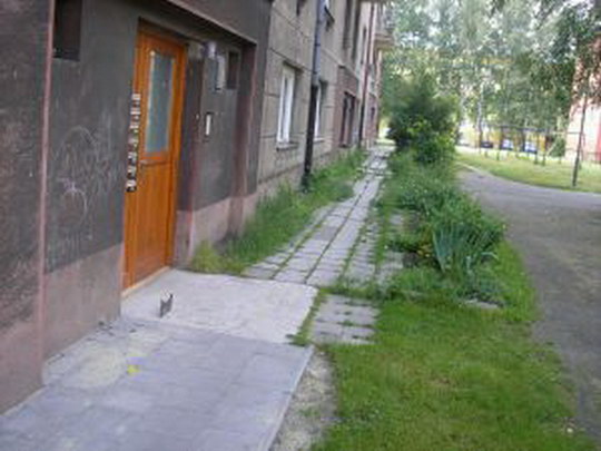 Oprava chodníku nedaleko Ham krámu