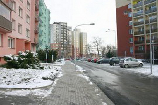 Parkování a lavičky po regeneraci Svatopluka Čecha