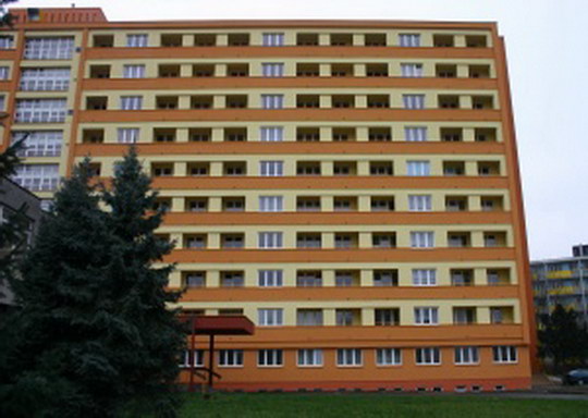 Tisková konference pro novináře v bývalém hotelovém domě