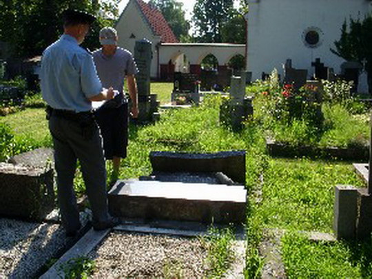 Nad vandaly ze hřbitova spadla klec