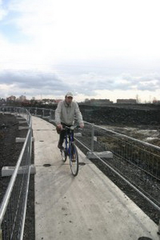 Neosvětlení cyklisté na panelovém chodníku z Nového do Starého Bohumína