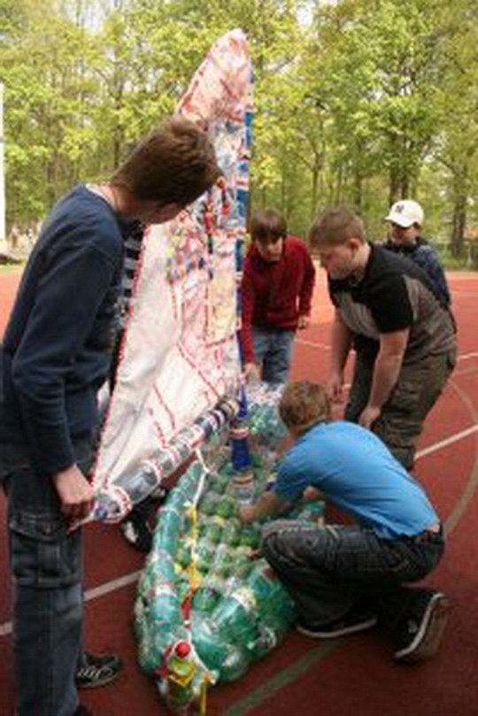Z PET lahví postavili studenti v Bohumíně Eifelovka i flotilu