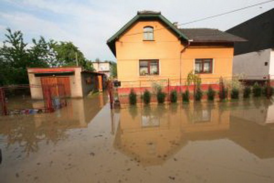 Kruhový objezd ve Skřečoni zalila včera nečekaně voda