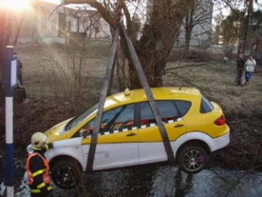 Vozidlo taxislužby skončilo ve starobohumínském potoku