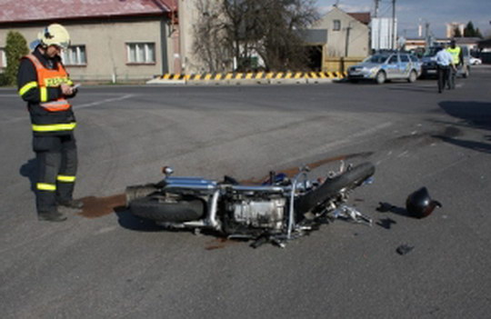 Na křižovatce u bývalé Rybeny v neděli vyhasl život sedmapadesátiletého motocyklisty