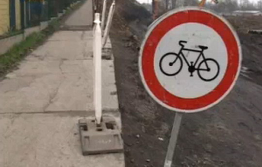 Cyklisté na lávku a stezku pro pěší smí, ale musejí kolo vést a jít vedle něj