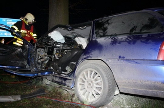 Ford Mondeo narazil do stromu, při nehodě vyhasl život čtyřiadvacetiletého muže