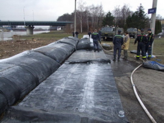 Na březích Odry v Ostravě-Koblově hasiči stavějí protipovodňovou hráz, Odra v Bohumíně má přes 420 centimetrů