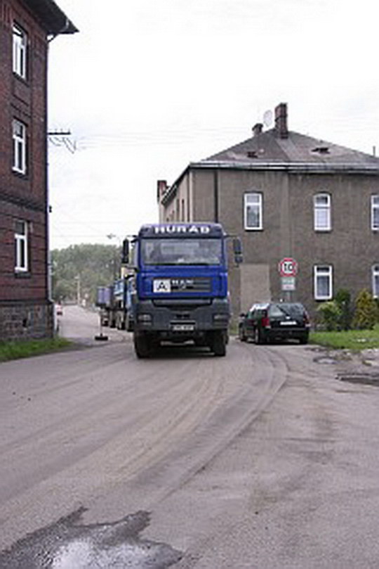 Nákladní automobily na Lounské ulici  v Pudlově