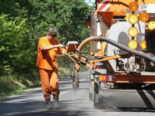 Čištění a ořez zeleně v ulici Na Hrázi