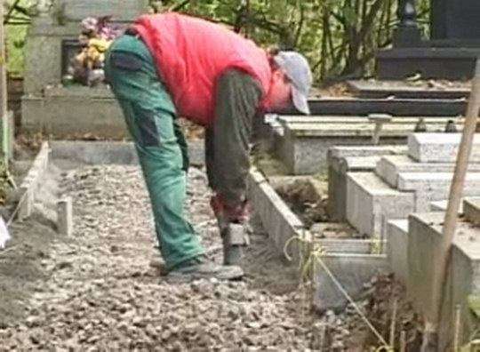 Na hřbitově ve Skřečoni vznikly nové chodníky