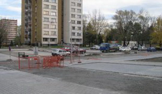 Práce na parkovišti v Nerudově a Mírové ulici ve státní svátek