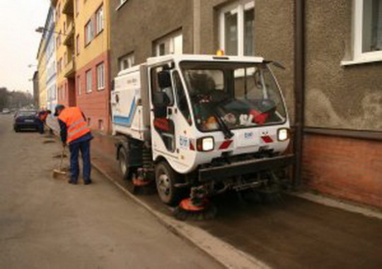 Posypový materiál po zimní údržbě silničáři přednostně uklidí v Bohumíně