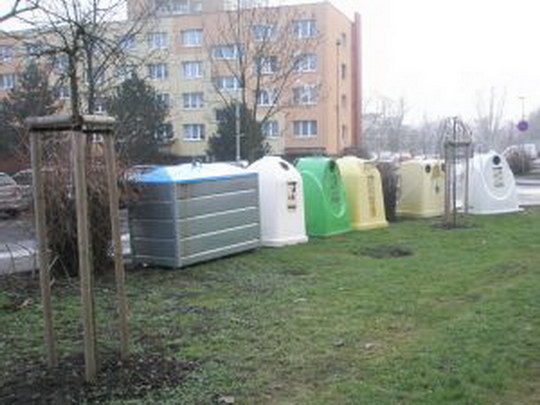 Kontejnery v Mírové ulici na trávníku stát nebudou