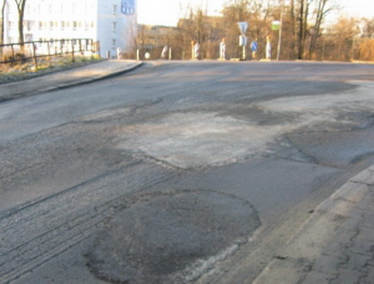 Nejhorší díry na železárenském mostu silničáři zalepili litým asfaltem