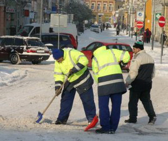 Parkoviště na Štefánikově ulici uklidí veřejně prospěšní pracovníci