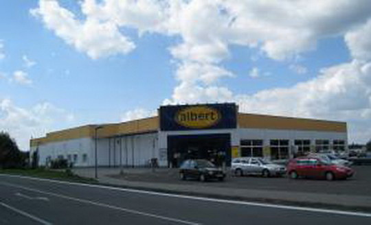 Oprava díry na cestě k supermarketu Albert