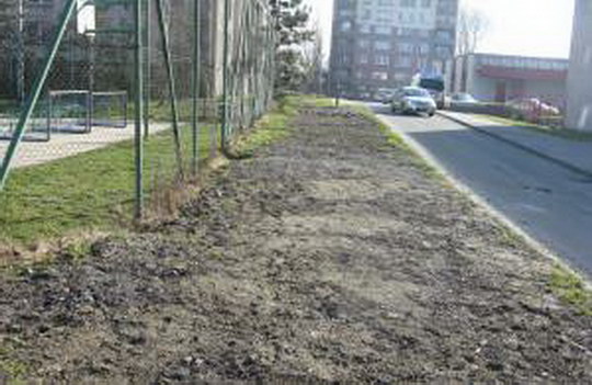 Sídliště v Tovární ulici čekají po stavbě teplovodu terénní úpravy