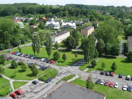 Na sídlišti v Tovární ulici se smí parkovat jen na vyznačených parkovištích
