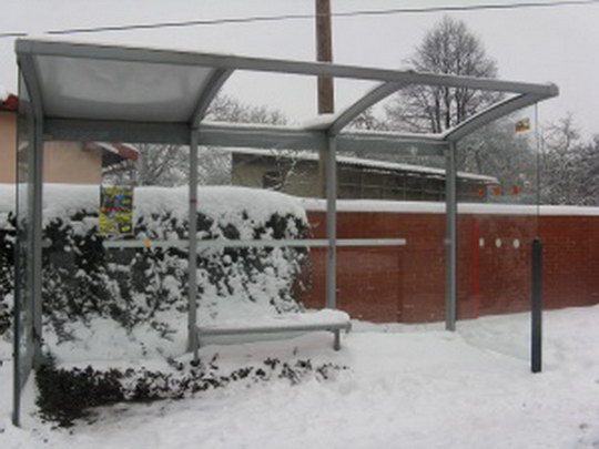 Silný vítr zřejmě poškodil autobusové zastávky v Záblatí
