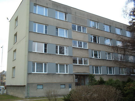 Výměna sklepních oken v domě na ulici Čs. armády 1032-1036
