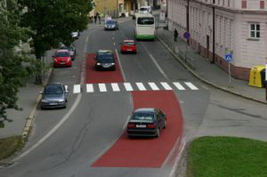 Červené pásy před přechody v Bohumíně bude platit Ředitelství silnic a dálnic