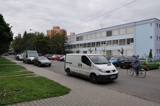 V ulici Čs. armády za Domem služeb platí zákaz stání