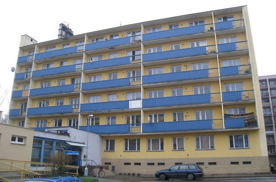 Výměna dveří v domě čp. 1069 na Okružní ulici má zamezit úniku tepla