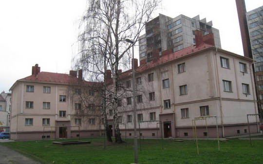 Zateplení štítové stěny se u domu čp. 924 ve Štefánikově ulici letos neplánuje