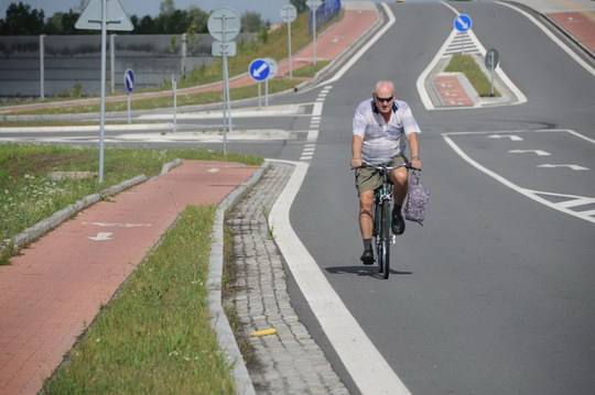 Na vyhrazeném pruhu pro cyklisty se stát nesmí