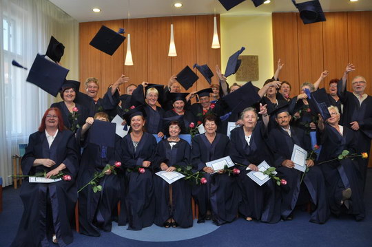 V Bohumíně promovali studenti senioři, na studium jim přispělo město