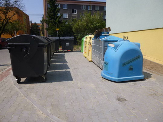 Problémy s přístupem ke kontejnerům v Poděbradově ulici