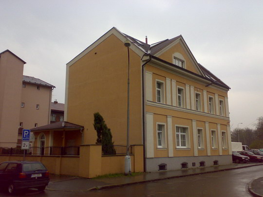 Nové vodorovné značení u rehabilitace zpřesnilo zákaz parkování a vyhrazená místa pro vozíčkáře