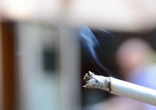 Kouření ve společných prostorách může zakázat domovní řád