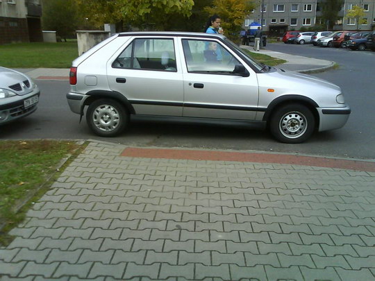 Tovární ulice je obytnou zónou, řidiči smějí parkovat jen na vyznačených parkovištích