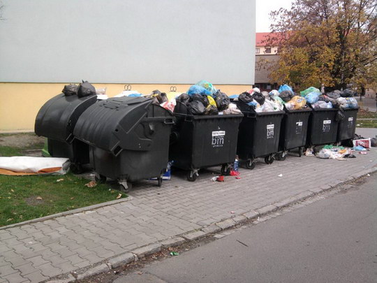 Kontejnery se v Poděbradově ulici vyvážejí třikrát týdně
