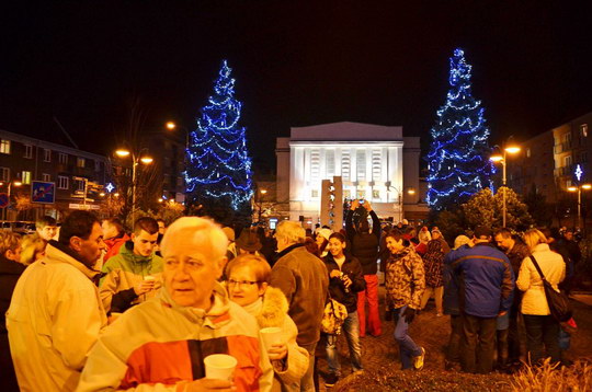 V Bohumíně přišlo rozsvítit vánoční stromy přes tisíc lidí