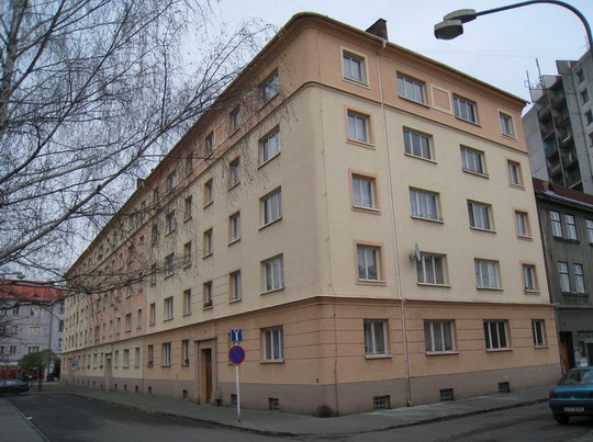 Teplota vody v domě v Poděbradově ulici čp. 126 je vyhovující