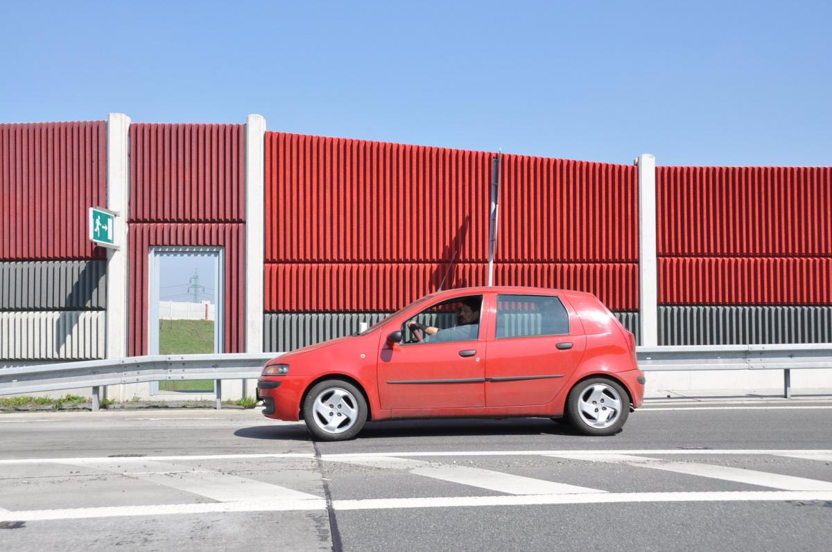 Zloději kovů ukradli únikové dveře podél dálnice, to zabíjí zvěř