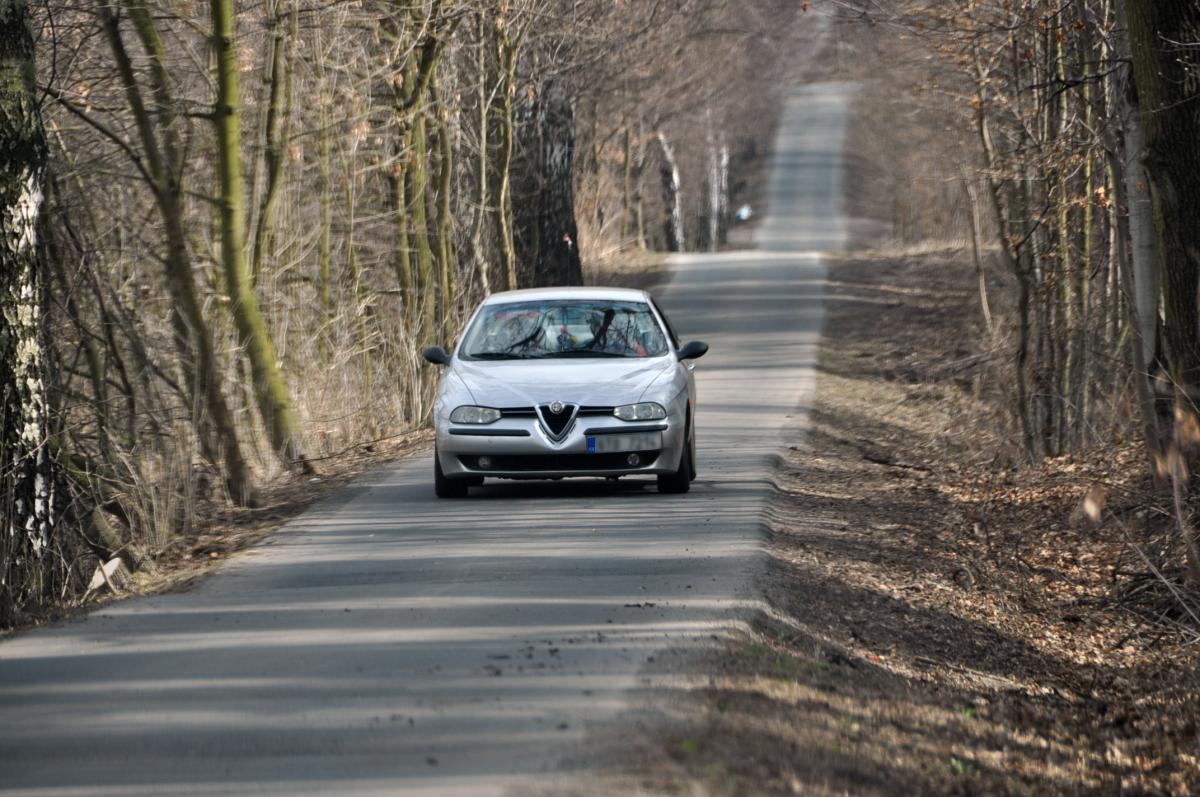 Řidiči porušují zákaz vjezdu přes les Baginec