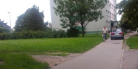 Na řidiče, kteří si chodník pletou s cestou, se zaměří strážníci