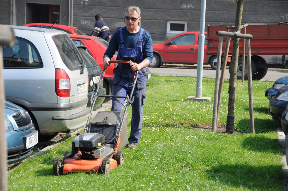 Sekání trávy na sídlišti v Tovární ulici