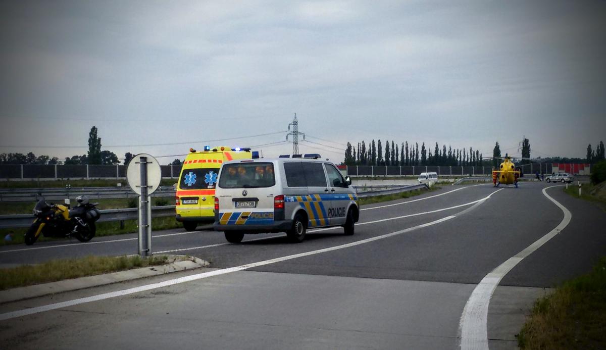 Motorkář, který havaroval u dálnice, v nemocnici zemřel