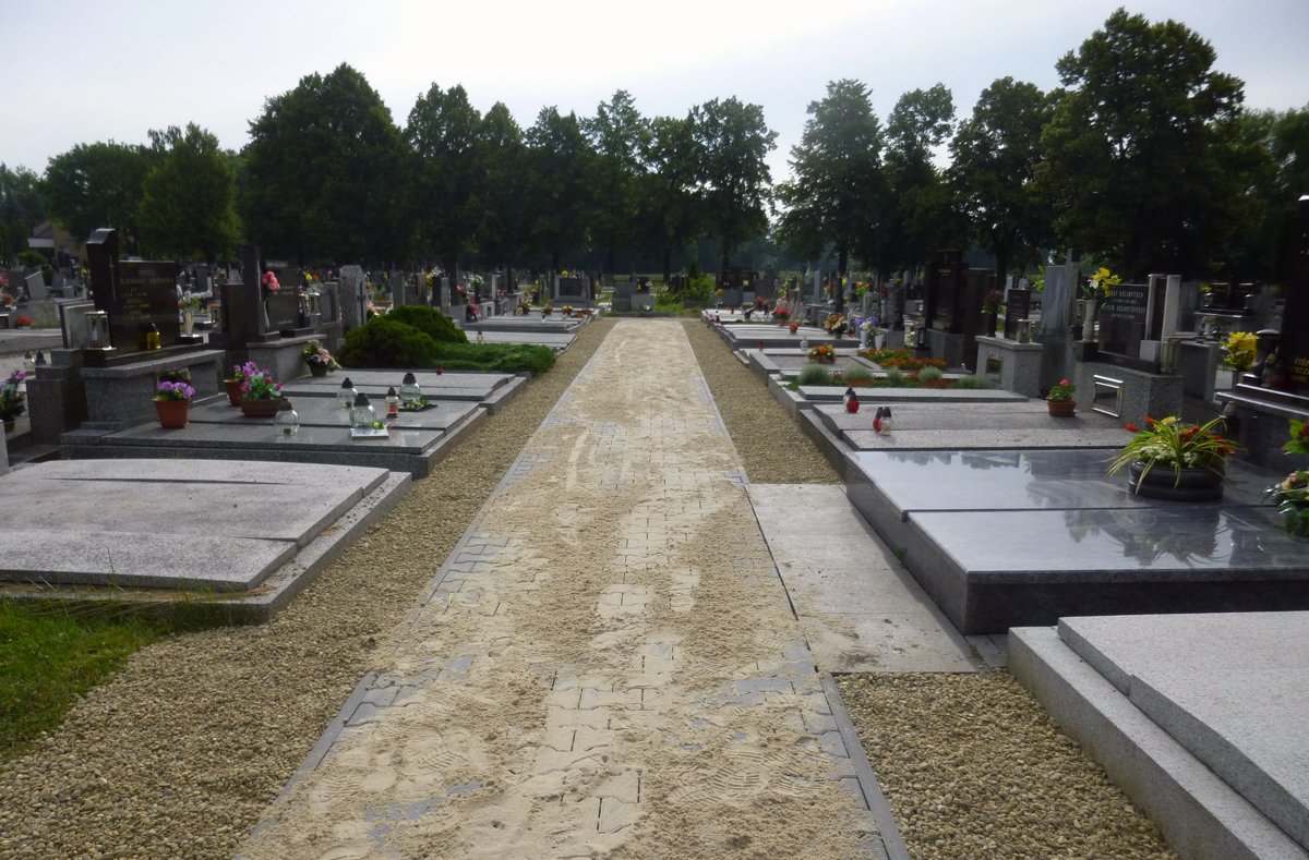 Do chodníků na hřbitovech letos 200 tisíc korun