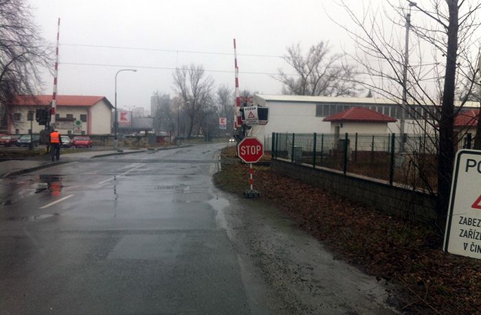 Závory na přejezdech dál nefunkční, u Kauflandu bude značka STOP