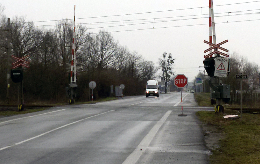 Značka STOP na dalších železničních přejezdech