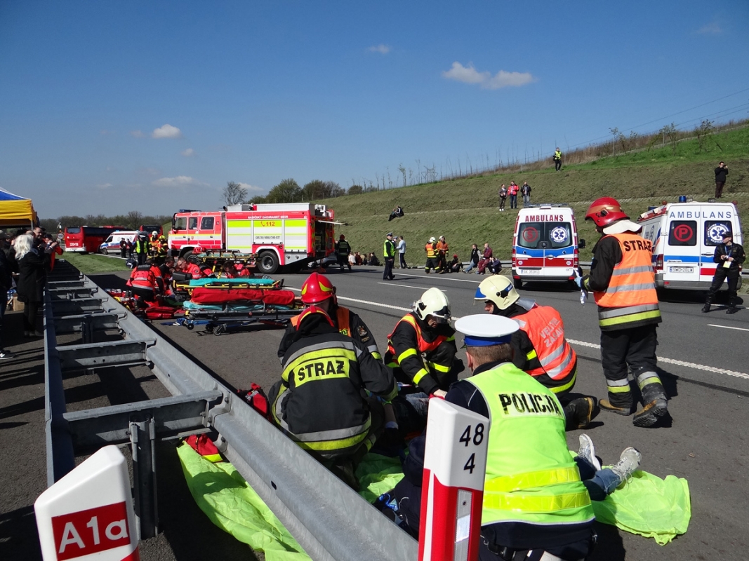 Obří cvičení s havárií dvou autobusů na dálnici