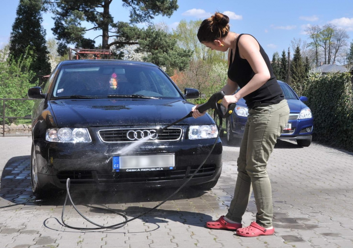 Je možné před garáží oplachovat své vozidlo vodou z hadice, pokud vozidlo není znečistěno ropnými látkami a nemyje se motor ani podvozek?